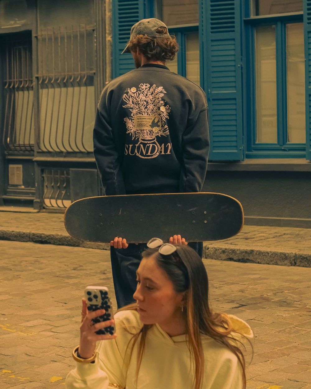 SUNDAY FLOWER CREWNECK