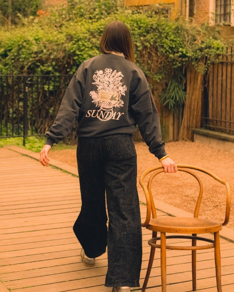 SUNDAY FLOWER CREWNECK